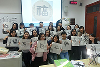 一同在文化體驗課中練習書法（北京語言大學冬季交流活動參加者提供）